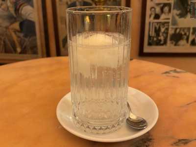 La sciacquetta � Non un cibo ma una bevanda, la sciacquetta � consumata essenzialmente nei mesi pi� caldi dell�anno. Prepararla � abbastanza semplice. Bisogna prima di tutto realizzare una granita di limone e lasciarla in freezer. Poi va preso un bicchiere di vetro di notevole capienza: quello in cui la granita verr� adagiata e diluita (o meglio �sciacquata�) con dell�acqua fredda, solitamente frizzante